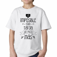 Imagen de Remera Lo Imposible Solo Tarda Un Poco Mas