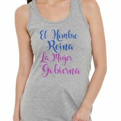 Musculosa Deportiva El Hombre Reina La Mujer Gobierna - comprar online