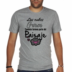 Remera Las Nubes Grises Tambien Forman U - TiendaCubik