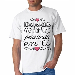 Remera Todas Las Noches Me Torturo - TiendaCubik