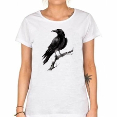 Remera Cuervo Negro Sobre Rama Dibujo - TiendaCubik