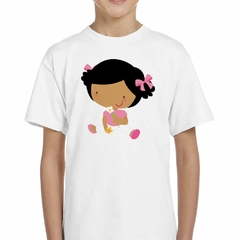 Remera Niña Sentada Con Una Rosa - comprar online