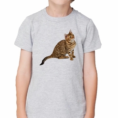 Remera Gato De Bengala Sentado Mirando en internet