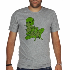 Remera Alien Abrazando Cogollo Cannabis Ovnis - TiendaCubik