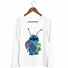 Remera Manga Larga Stitch Abrazando Un Sapo en internet