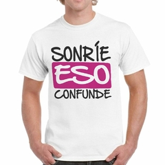 Remera Sonrie Eso Confunde Smile - comprar online