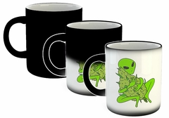 Imagen de Taza Alien Abrazando Cogollo Cannabis Ovnis