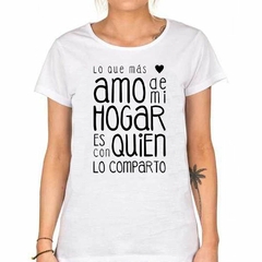 Remera Lo Que Mas Amo De Mi Hogar Es Con - TiendaCubik