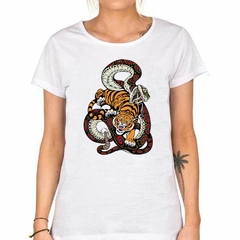 Remera Tigre Atacando Serpiente Ilustracion Art - TiendaCubik