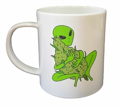 Taza Alien Abrazando Cogollo Cannabis Ovnis - tienda online