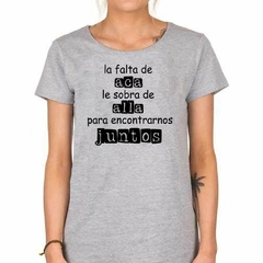 Remera Le Falta De Aca Le Sobra De Alla