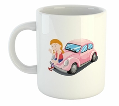 Taza Chica Sentada En Un Auto Rosa