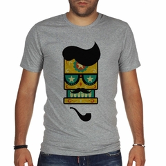 Remera Figura Con Gafas Y Jopo Fumando En Pipa - tienda online