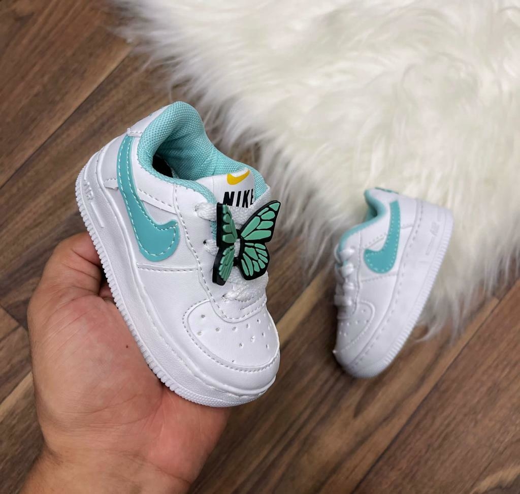 Tênis Infantil Bebê Nike Air Feminino com Cadarço e Pingente em Borboleta!