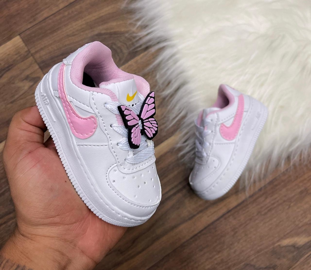 Tênis Infantil Bebê Nike Air Feminino com Cadarço e Pingente em Borboleta!