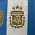 Camisa Argentina 24/25 - Masculina - Versão Torcedor - Três Estrelas + Patch Campeão - Hexa Sports - Artigos Esportivos