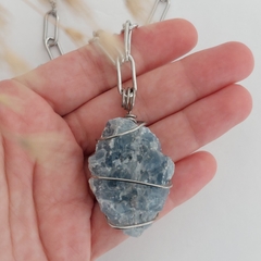 Colar de Pedra Calcita Azul Natural - Suavidade e Relaxamento - comprar online