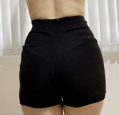 Shorts saia Glamorous na internet