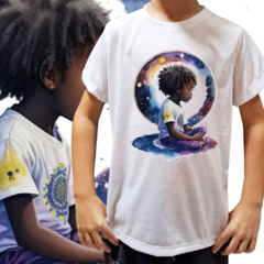 Camiseta unissex infantil Menino universo com planetas