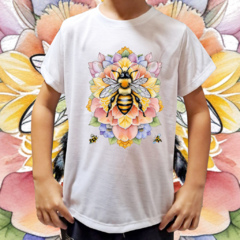 Camiseta unissex infantil Abelha na mandala de flores