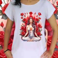 Babylook Deusa meditando com rosas vermelhas