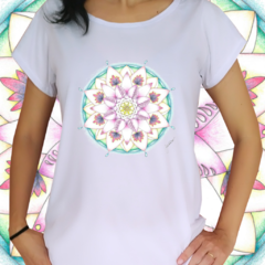 Babylook Mandala flor de lótus aberta - Desenhista Juliana Nísio