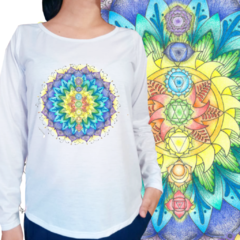 Manga longa feminina - Mandala dos chakras - Desenhista Juliana Nísio