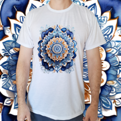 Camiseta masculina/unissex Mandala flor Azul e laranja