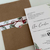 Convite de Casamento - Envelope Kraft com Fechamento em Fita de Papel Estampado e Fio Encerado