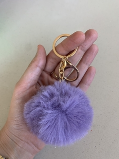 Chaveiro pompom de 8 centímetros, com argola e mosquetão dourado