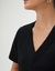 T-shirt Detalhe Decote V - Shoulder - Bon Ton Le Boutique