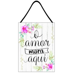 Placa Decorativa com Corda Retangular - O Amor Mora Aqui - comprar online