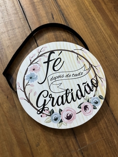 Placa Decorativa com Corda Redonda 20x20 - Fé e Gratidão - comprar online