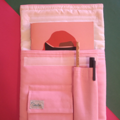 Funda acolchada rosa + Plancha de stickers de María Luque en internet