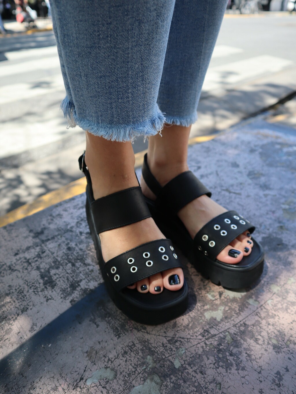 SANDALIA DE CUERO NEGRO CON ARANDELAS CON PLATAFORMA BAJA JULIA