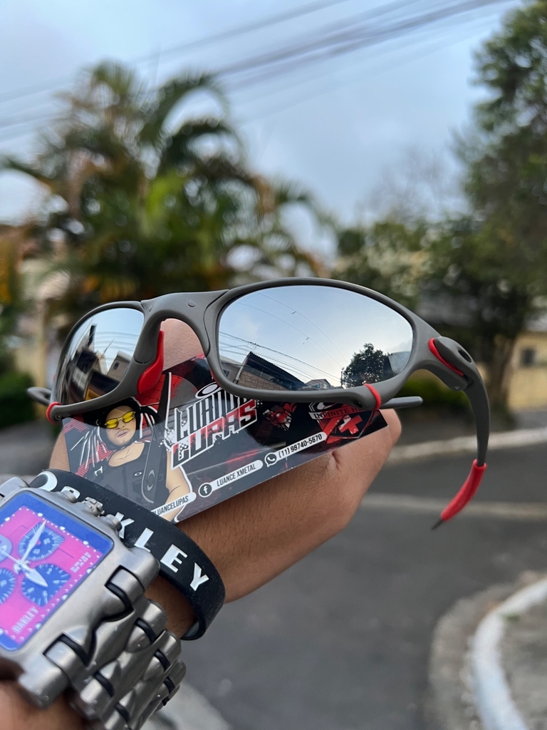 X-metal Juliet De Oakley Com Lentes Do Rubi Foto de Stock - Imagem