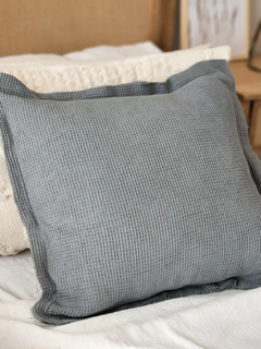 Almohadon waffle 60x60 con relleno - gris elefante - comprar online