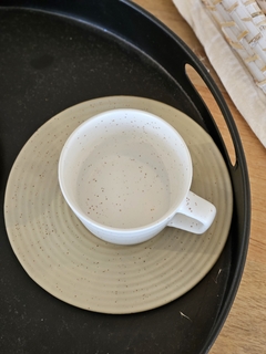Taza con plato blanco y arena en internet