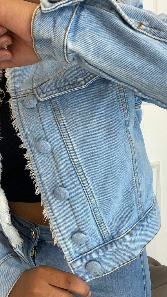 Jaqueta jeans curta de pelinho.