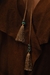 Colar gravata feito de couro com mandala central metalizada com detalhe de pedra turquesa