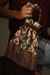bolsa marrom franjas com trama de pedras turquesa e madrepérola