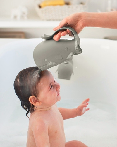 NUEVA! Jarra de enjuague Skip Hop🐳⁣ ⁣ Utilizá esta jarra en los baños de  tu bebé y evitá el ingreso de agua en sus ojitos y oídos👶⁣ ⁣ El m…