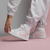 Apresentamos o Air Jordan 1 Mid Light Iron Ore, um calçado feminino de cano médio. Com uma combinação de cores cinza, branco e detalhes em rosa, é um tênis versátil para usar em diferentes ocasiões. O material é de alta qualidade, incluindo couro legítimo