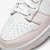Eleve seu estilo com o Nike Dunk Low Pink Paisley, um tênis feminino em rosa elegante. Confeccionado em couro legítimo e com forro interno de tecido estampado, oferece conforto e sofisticação. Tecnologia Nike Air para amortecimento e autenticidade garanti