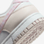 Eleve seu estilo com o Nike Dunk Low Pink Paisley, um tênis feminino em rosa elegante. Confeccionado em couro legítimo e com forro interno de tecido estampado, oferece conforto e sofisticação. Tecnologia Nike Air para amortecimento e autenticidade garanti