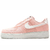 Air Force 1 Sun Club Arctic Orange é o tênis feminino perfeito para o verão. Sua combinação de cores rosa e branco, em camurça e tecido, cria um visual moderno e vibrante. Com ajuste por cadarços, o tênis proporciona conforto e estabilidade aos pés. Seu m