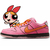 Florzinha, a personagem vibrante, inspira o Nike Dunk SB x Meninas Super Poderosas. Em rosa e laranja, este tênis unissex, ajustável por cadarços, é confeccionado em tecido e camurça. Produto original disponível na sneakersjc