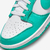 Descubra o charme do Nike Dunk Low Clear Jade. Com a vibrante cor verde esmeralda, esse tênis feminino combina couro legítimo e tecido premium. Seu ajuste por cadarços e cano baixo oferecem conforto e estilo. Tecnologia Nike Air para amortecimento. Produt