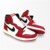 Obtenha o icônico Air Jordan 1 High Chicago - Lost and Found em uma nova versão deslumbrante. Com cores vermelho, preto e branco, este tênis unissex em couro legítimo é uma homenagem aos Chicago Bulls. Seu ajuste por cadarços oferece conforto personalizad