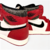 Obtenha o icônico Air Jordan 1 High Chicago - Lost and Found em uma nova versão deslumbrante. Com cores vermelho, preto e branco, este tênis unissex em couro legítimo é uma homenagem aos Chicago Bulls. Seu ajuste por cadarços oferece conforto personalizad